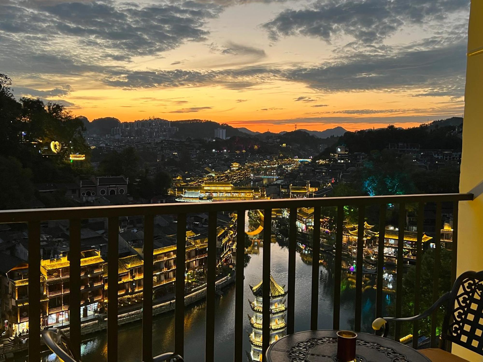 Phoenix Best River View B&B Фэнхуан Экстерьер фото