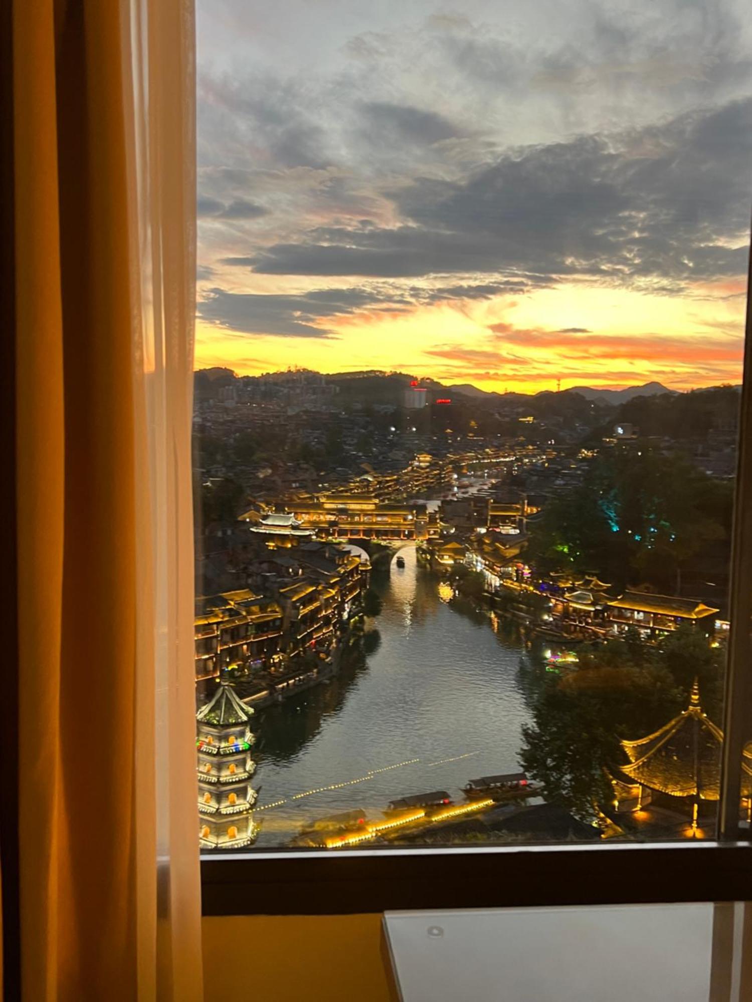 Phoenix Best River View B&B Фэнхуан Экстерьер фото